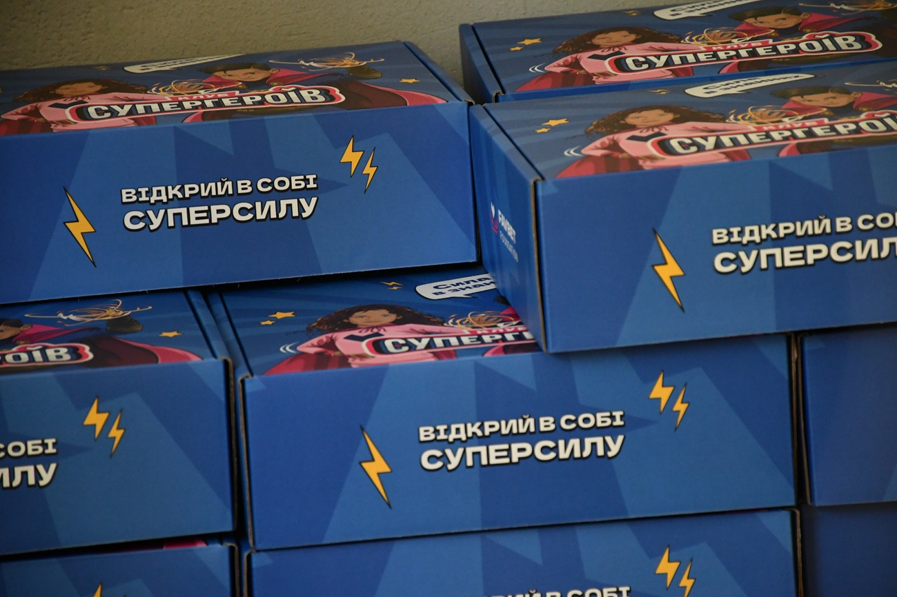 Favbet Foundation передав набори канцелярії для малозабезпечених дітей